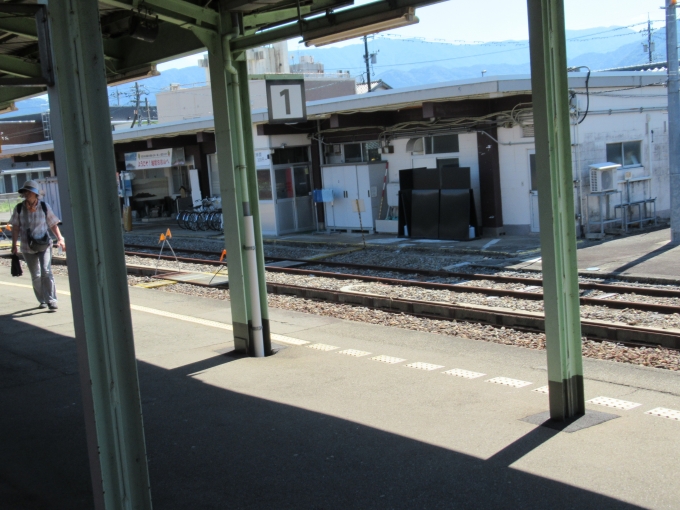 鉄道乗車記録の写真:駅舎・駅施設、様子(16)        「越美北線唯一の駅員がいる越前大野駅。」