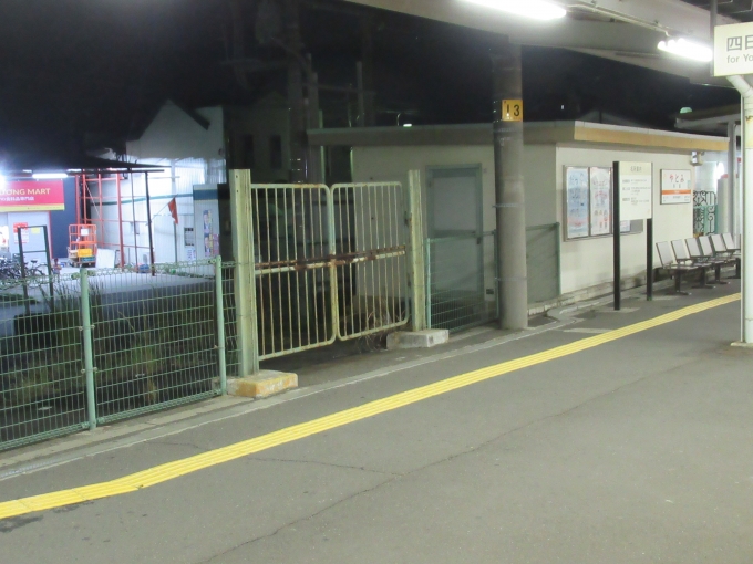 鉄道乗車記録の写真:駅舎・駅施設、様子(2)        「ホームの門は貨物用？」