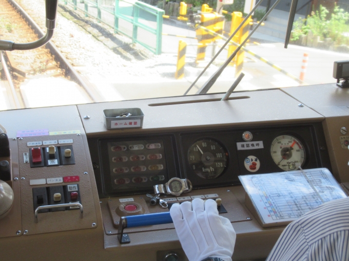 鉄道乗車記録の写真:車内設備、様子(14)        「運転台速度計と圧力計の間になぜかハローウィンのイラストがある」