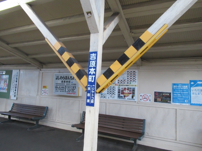 鉄道乗車記録の写真:駅舎・駅施設、様子(8)        「途中駅で唯一有人駅」
