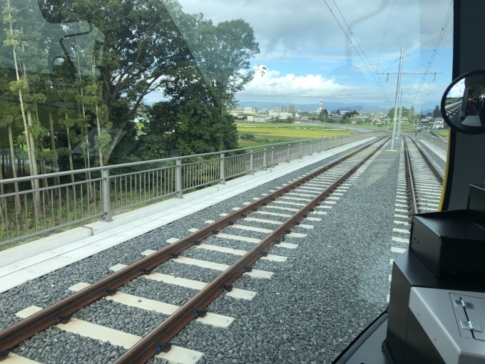 鉄道乗車記録の写真:車窓・風景(9)        「専用路線となり勾配を上がっていきます」