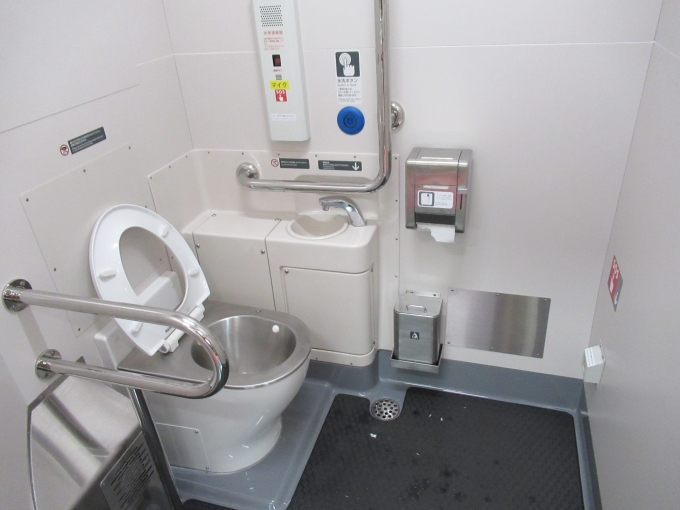 鉄道乗車記録の写真:車内設備、様子(9)        「きれいなトイレです」