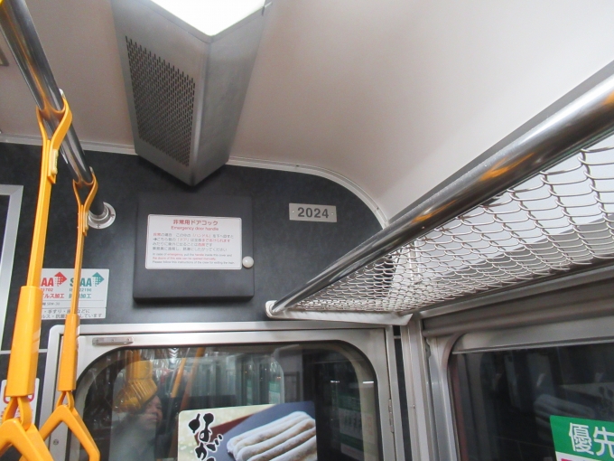 鉄道乗車記録の写真:車両銘板(5)        「白塚駅では対面乗り換えですぐに発車する」