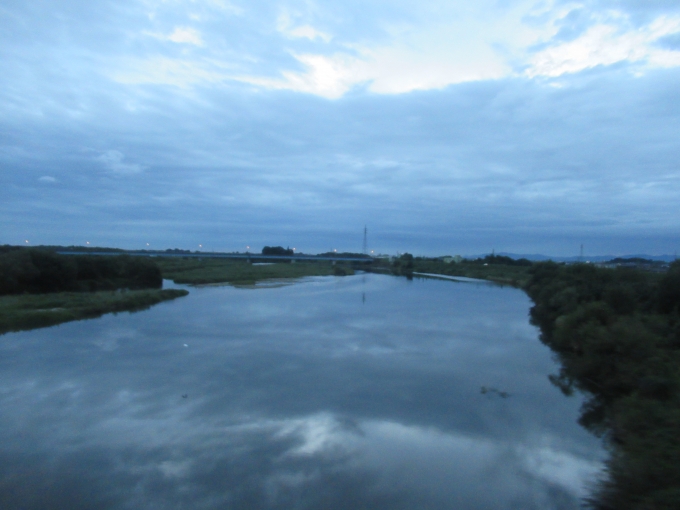 鉄道乗車記録の写真:車窓・風景(6)        「朝の雲出川水面に写る空」