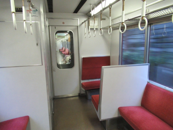 鉄道乗車記録の写真:車内設備、様子(2)        「基本ロングシートの中に、トイレ前だけ向きを配慮してのクロスシート」