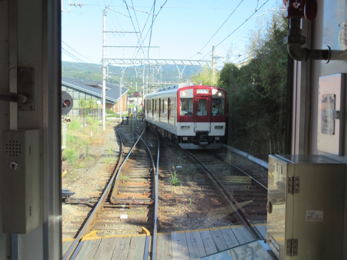 鉄道乗車記録の写真:駅舎・駅施設、様子(11)        「平群駅で反対側列車とすれ違い」