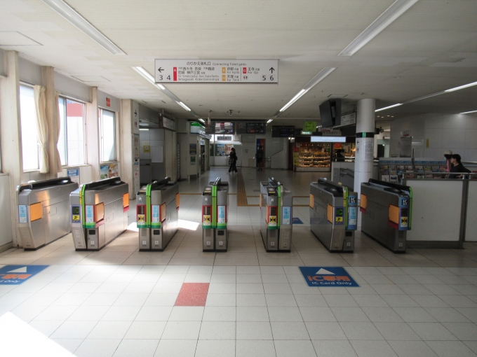 鉄道乗車記録の写真:駅舎・駅施設、様子(1)        「奈良線生駒線とけいはんな線との間には大阪メトロ直通のため連絡改札がある。」