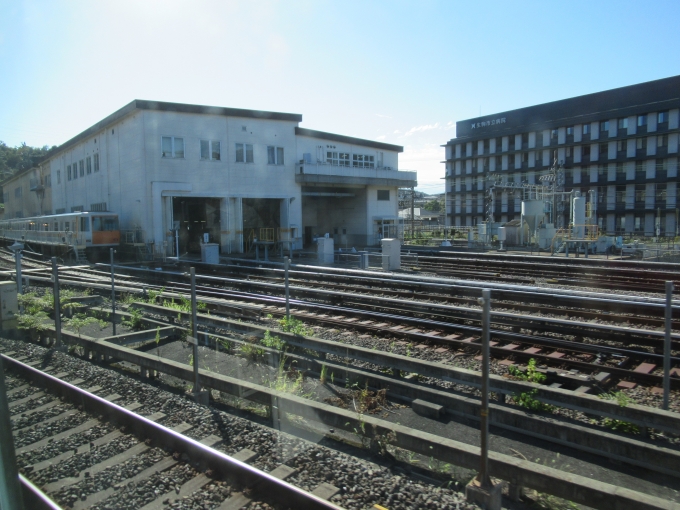 鉄道乗車記録の写真:車窓・風景(9)        「奈良線東生駒駅付近の車両区」