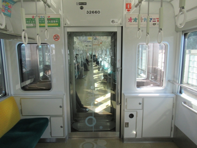 鉄道乗車記録の写真:車内設備、様子(3)        「連結部の扉がおしゃれ」
