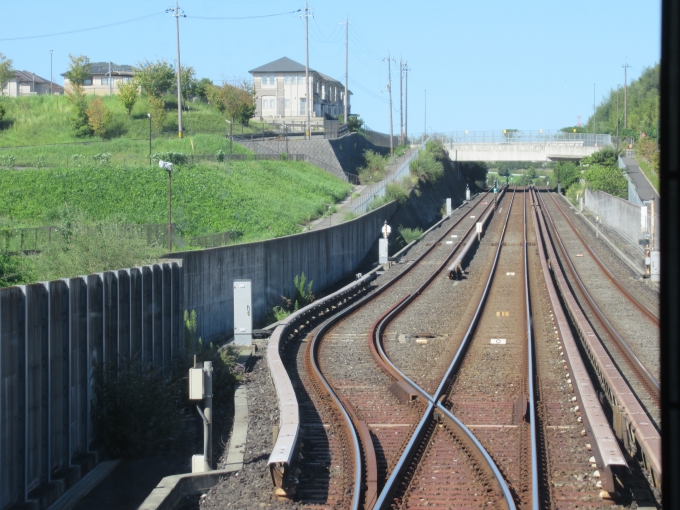 鉄道乗車記録の写真:車窓・風景(4)        「車庫と分かれる線路」