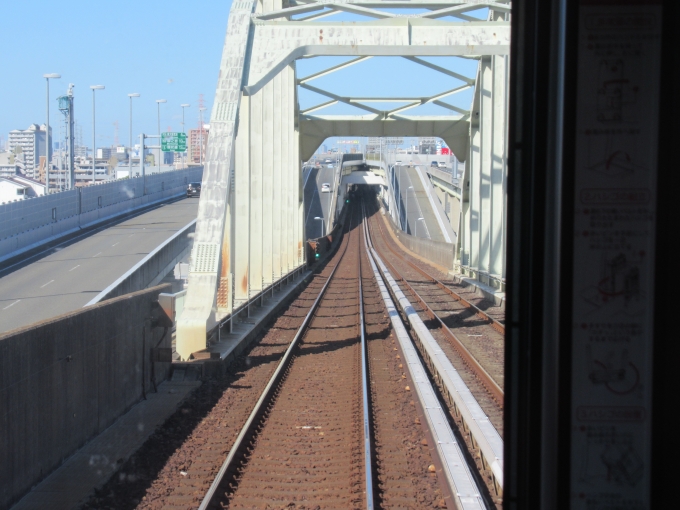 鉄道乗車記録の写真:車窓・風景(9)        「阪神高速道路に挟まれている」