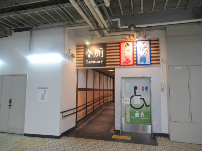 鉄道乗車記録の写真:駅舎・駅施設、様子(4)        「トイレの入り口もおしゃれ」