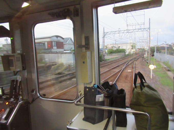 鉄道乗車記録の写真:車窓・風景(6)        「白子駅を出ると右から左への線路を渡る」