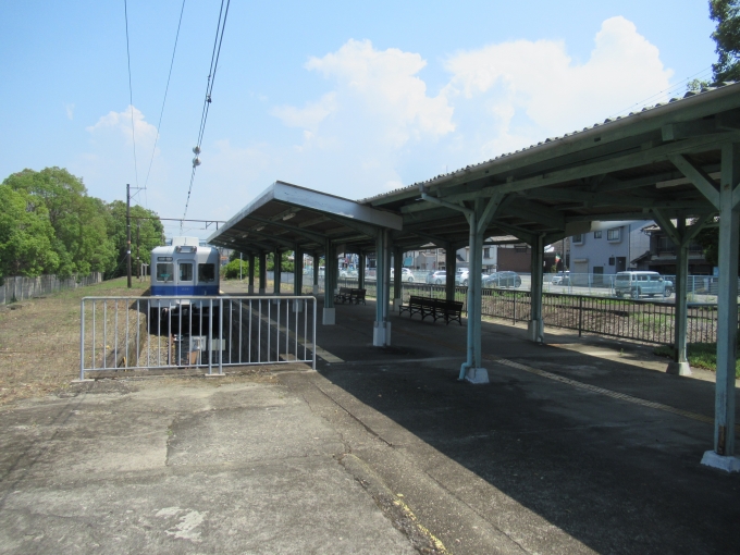 鉄道乗車記録の写真:駅舎・駅施設、様子(1)        「架線柱を見るといくつかの線があったようだが今は1線のみ。」