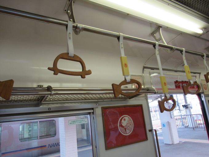 鉄道乗車記録の写真:車内設備、様子(4)        「木製のつり革。」