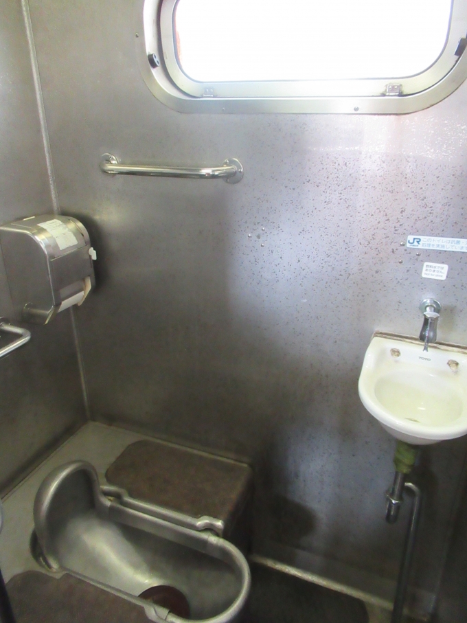 鉄道乗車記録の写真:車内設備、様子(5)        「窓付の車内トイレ」