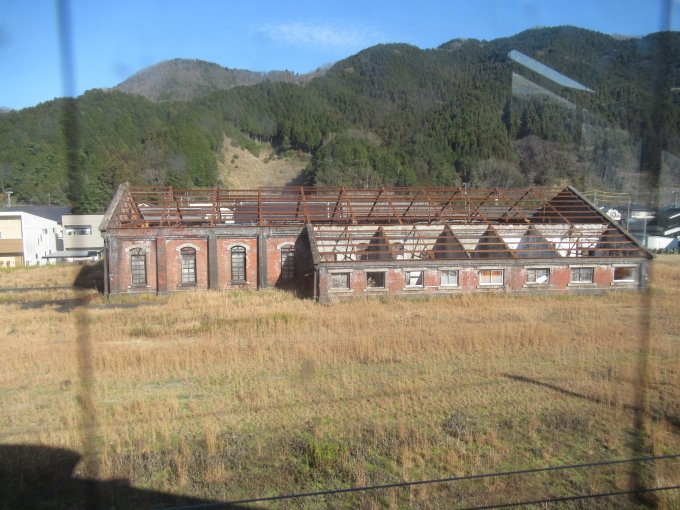鉄道乗車記録の写真:駅舎・駅施設、様子(2)        「古い倉庫？」