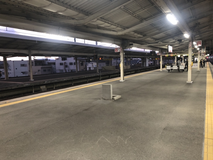 鉄道乗車記録の写真:駅舎・駅施設、様子(6)        「普段使われない1.2番線ホームが暗く寂しい」