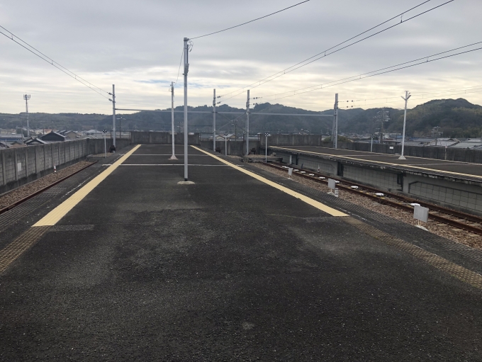 鉄道乗車記録の写真:駅舎・駅施設、様子(6)        「高架で2面4線のホーム」