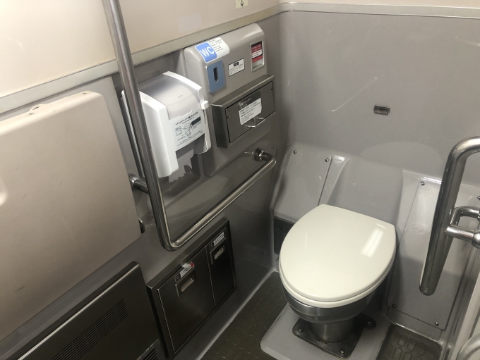 鉄道乗車記録の写真:車内設備、様子(3)        「トイレはまあまあきれい」
