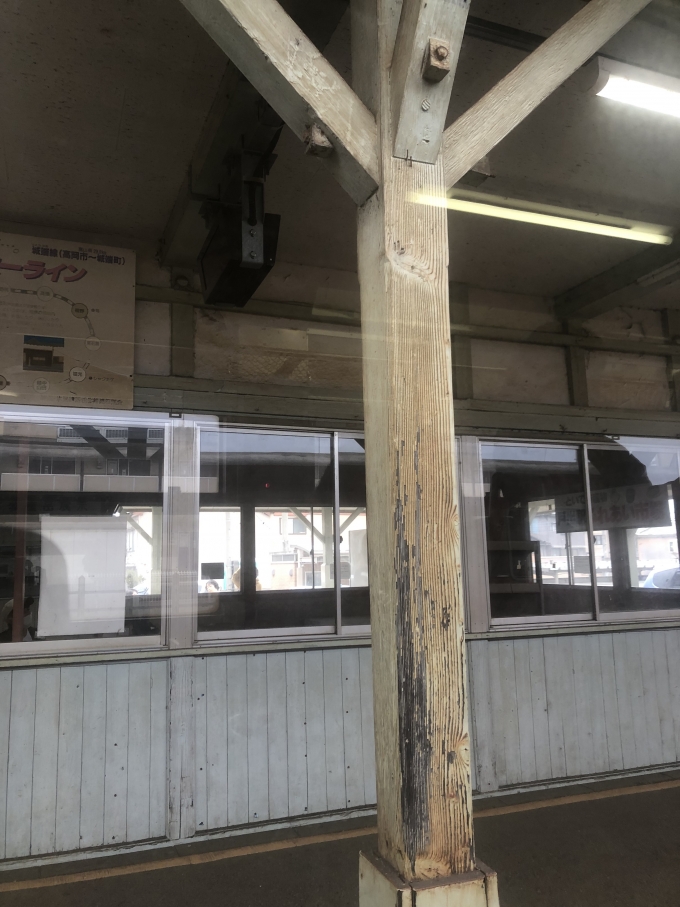 鉄道乗車記録の写真:駅舎・駅施設、様子(6)        「木製の柱」