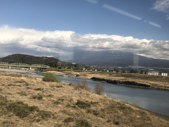 鉄道乗車記録の写真:車窓・風景(8)        「富士川と富士山。頂上付近は雲がかかっていた」