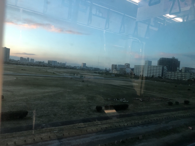 鉄道乗車記録の写真:車窓・風景(8)        「強風のため、多摩川の橋をゆっくり走行」