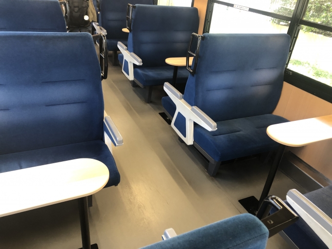 鉄道乗車記録の写真:車内設備、様子(14)        「人が多くて座ることができなかったがテーブルもあり、いい感じの座席」