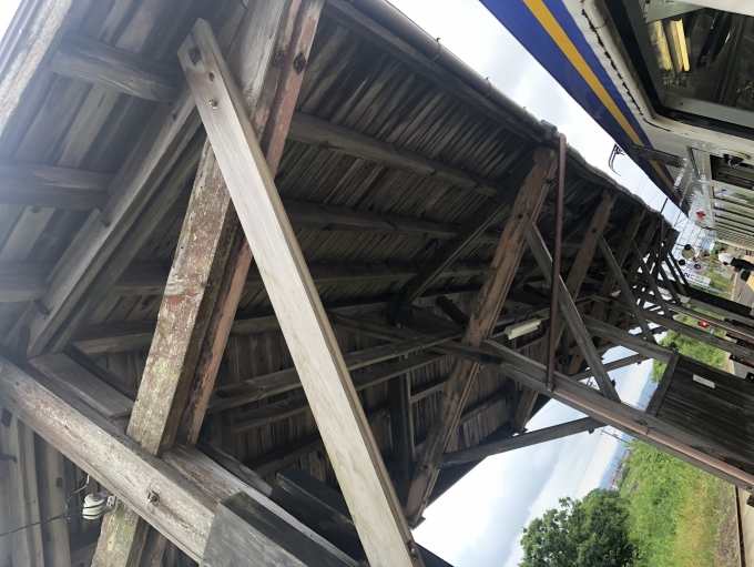 鉄道乗車記録の写真:駅舎・駅施設、様子(14)        「屋根も木製」