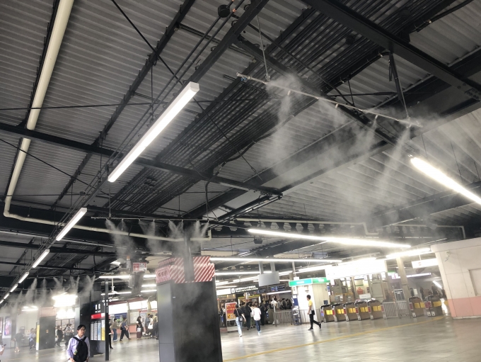 鉄道乗車記録の写真:駅舎・駅施設、様子(6)        「熱中症対策のための噴霧器」