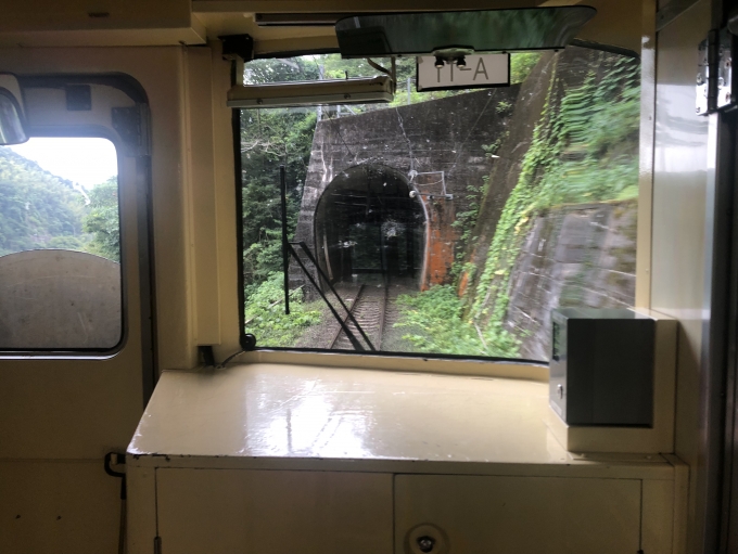 鉄道乗車記録の写真:車窓・風景(20)        「いくつもの小さいトンネルを抜ける」