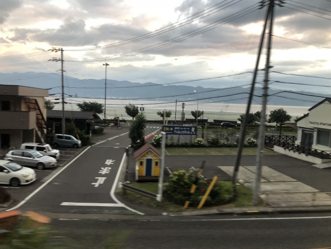 鉄道乗車記録の写真:車窓・風景(9)        「諏訪湖が少しだけ見える」