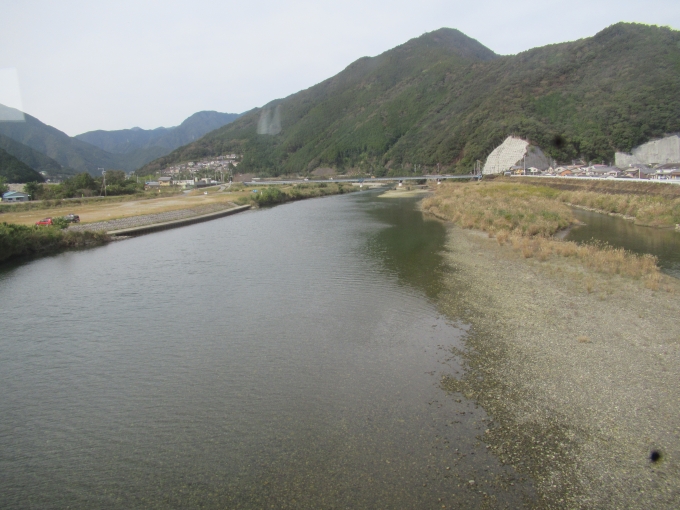 鉄道乗車記録の写真:車窓・風景(7)        「きれいと言われる銚子川」