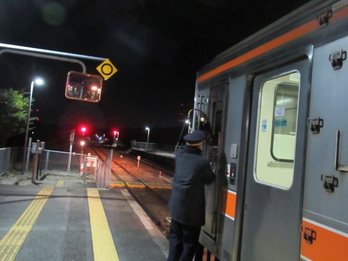 鉄道乗車記録の写真:乗車した列車(外観)(4)        「駅員さんから閉塞を受け取ります」