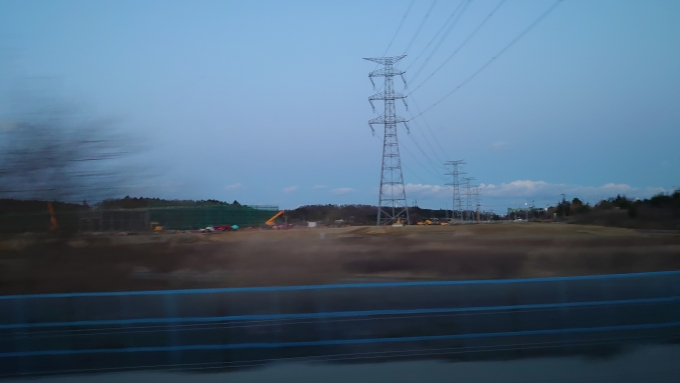 鉄道乗車記録の写真:車窓・風景(3)     「福島第二原発に最も接近する付近から発電所方向を望む。発電所から送電線が伸びる。」