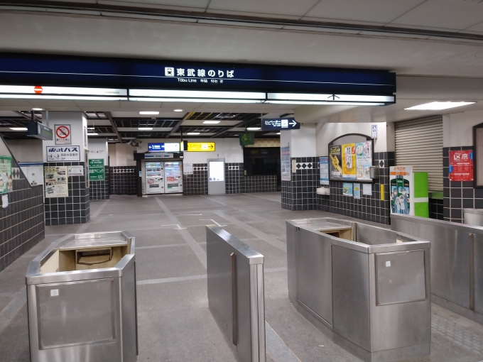 鉄道乗車記録の写真:駅舎・駅施設、様子(7)        「改札が閉鎖されている。素通りしだが西新井駅の改札で運賃徴収済。」