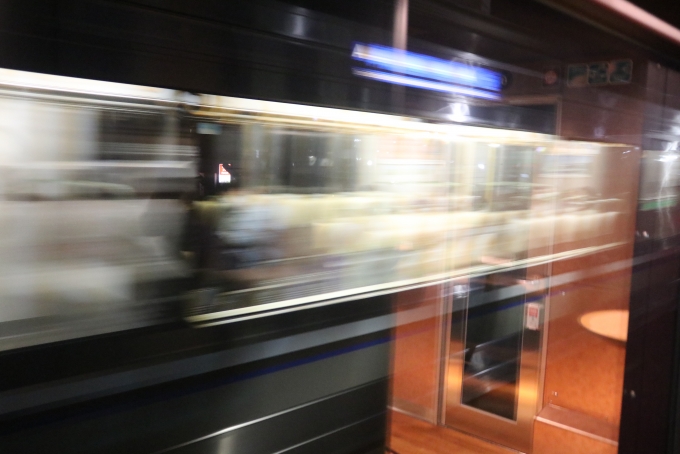 鉄道乗車記録の写真:車窓・風景(14)        「茨木駅で後続の新快速に追い抜かれます」