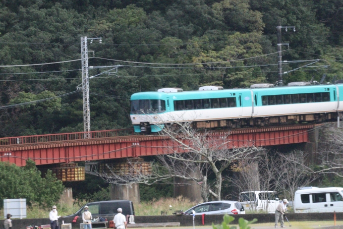鉄道乗車記録の写真:車窓・風景(29)        「くろしお12号と湯川駅ですれ違います」
