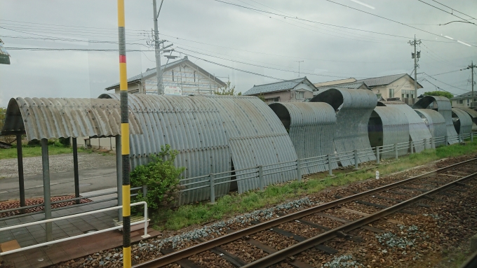 鉄道乗車記録の写真:車窓・風景(2)        「不思議な形の自転車置き場」