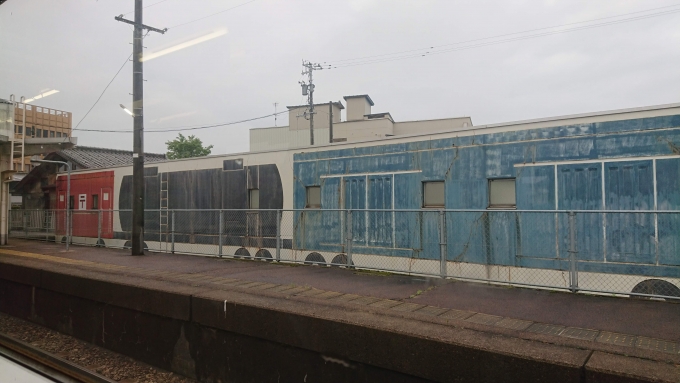 鉄道乗車記録の写真:車窓・風景(6)        「よく見たら貨車の絵なのね。」