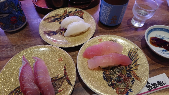 鉄道乗車記録の写真:駅弁・グルメ(1)        「富山駅の回転寿司で渇きをいやす。
寿司も酒もうまい。
魚好きの酒飲みは富山に来てはいけない。
財布と肝臓がいくつあっても足りぬ。」