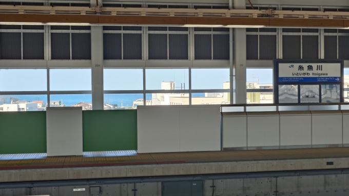 鉄道乗車記録の写真:駅舎・駅施設、様子(1)        「日本海が見える新幹線ホームはここだけでは。」