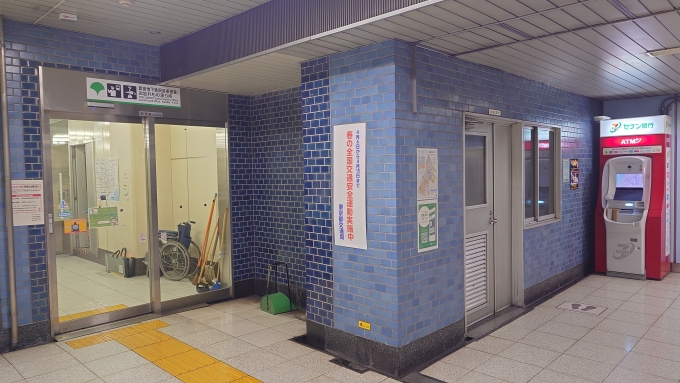 鉄道乗車記録の写真:駅舎・駅施設、様子(1)        「駅長事務室前です。
「何が」はもう言わなくていいよね。」