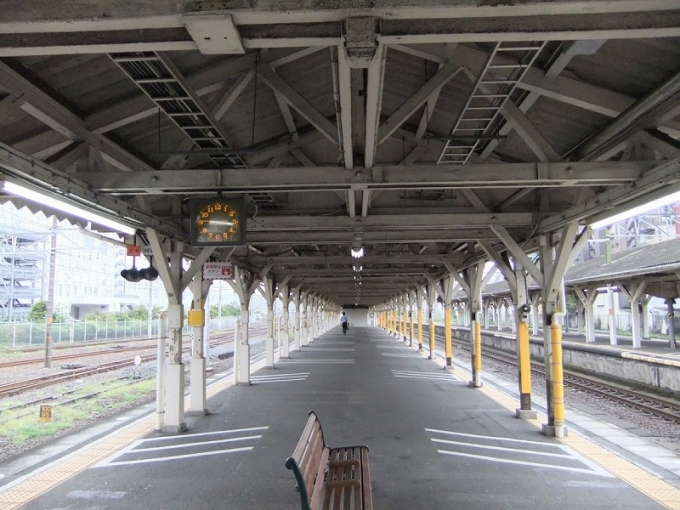 鉄道乗車記録の写真:駅舎・駅施設、様子(3)        「かつての栄華をしのばせる荘厳な上屋」