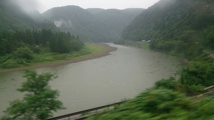 鉄道乗車記録の写真:車窓・風景(2)        「夏雨を集めすぎてる最上川。
このあと新庄から鳴子温泉に向かうはずが、陸羽東線が運休のため新庄泊に。」