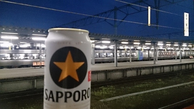 鉄道乗車記録の写真:駅弁・グルメ(1)          「函館駅の情景で飲む。
至福のひと時。」