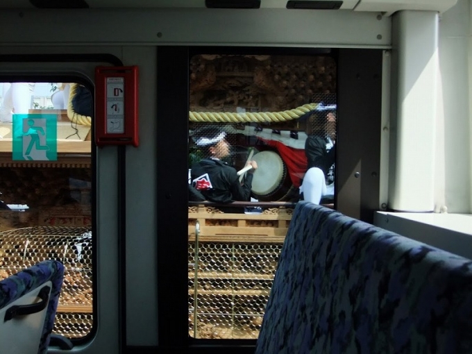 鉄道乗車記録の写真:旅の思い出(1)          「和泉中央→泉大津へのバス車中から。
だんじりと離合して吃驚。」