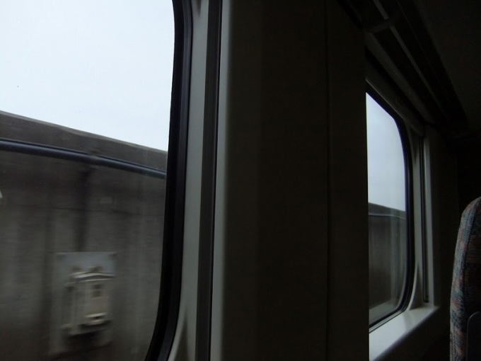 鉄道乗車記録の写真:車窓・風景(1)        「壁しか見えねえ」