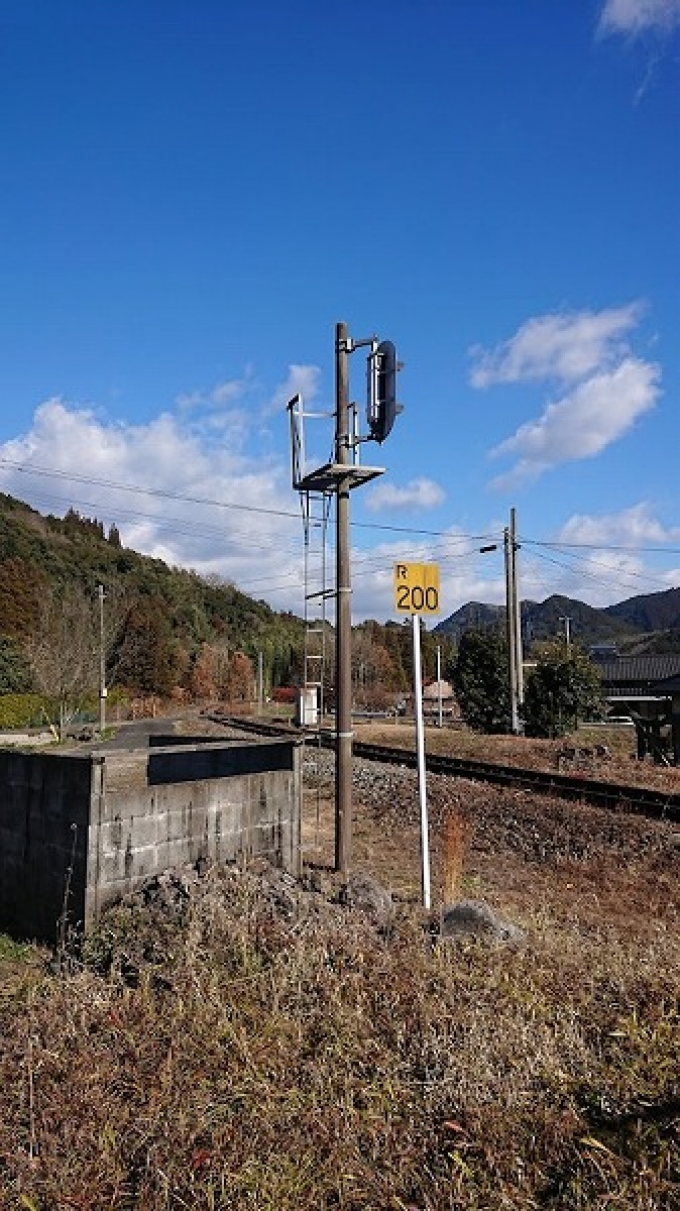 鉄道乗車記録の写真:駅舎・駅施設、様子(3)        「日田彦山線のそっぽを向いた信号機
列車は二度と走らない」