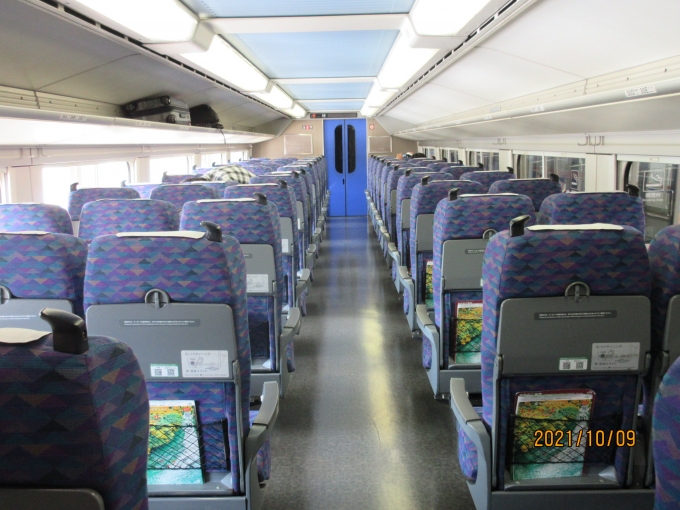 鉄道乗車記録の写真:車内設備、様子(11)        「4号車2階席の様子です
これからたくさん人が乗ってきます」